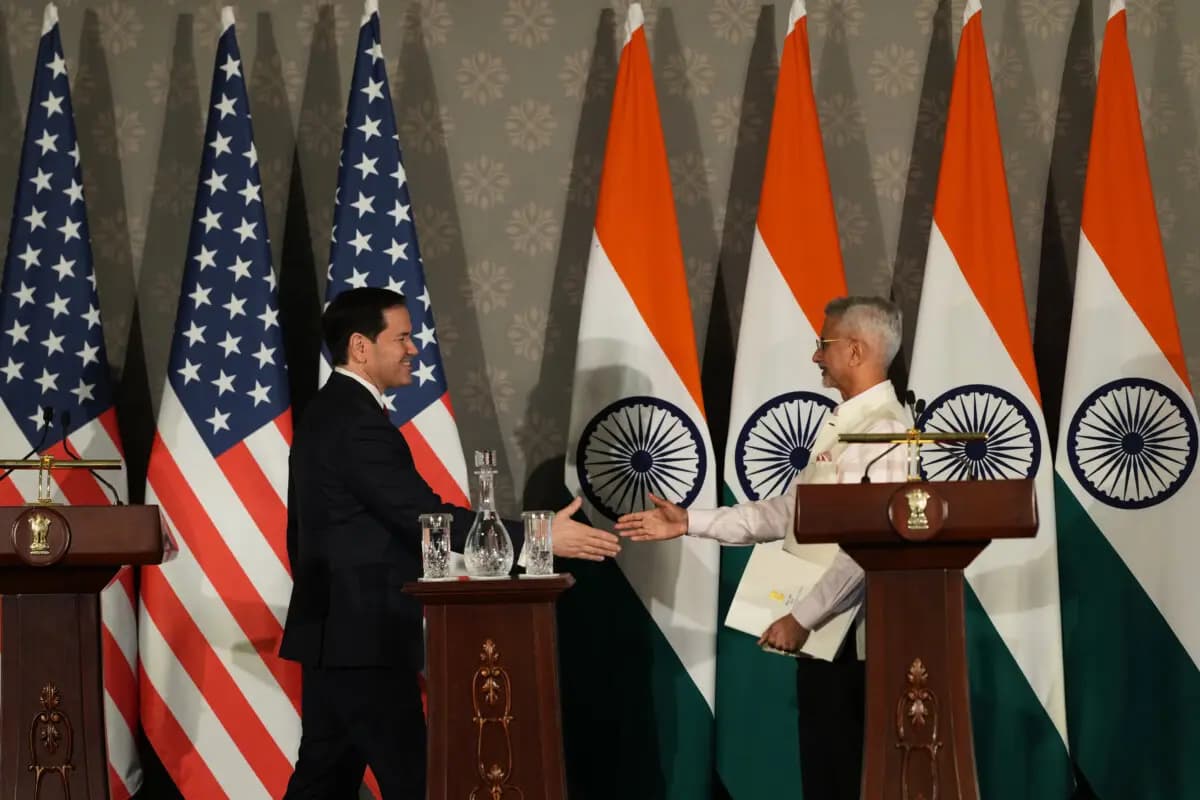 <em>El secretario de Estado de Estados Unidos, Marco Rubio (izquierda), se acerca para estrechar la mano del ministro de Asuntos Exteriores de la India, S. Jaishankar, tras ofrecer una rueda de prensa conjunta después de sus conversaciones en Nueva Delhi, India, el 24 de mayo de 2026. (Manish Swarup/AP).</em>