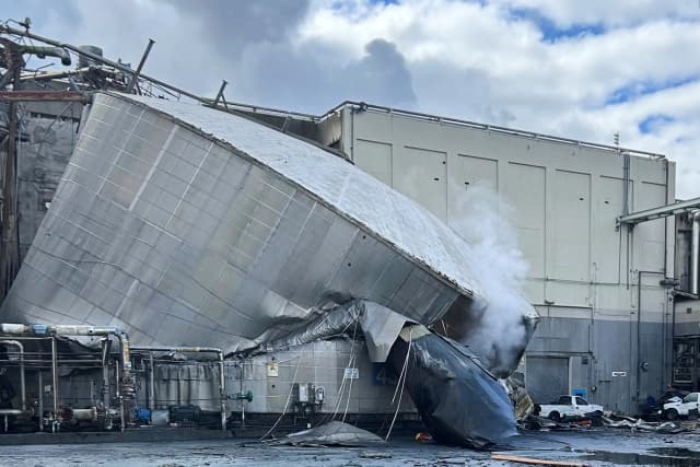 Esta foto, facilitada por la ciudad de Longview (Washington), muestra los daños estructurales sufridos por la empresa Nippon Dynawave Packaging Co. tras la implosión de un tanque que contenía un líquido peligroso, el 26 de mayo de 2026 en Longview, Washington. (Ciudad de Longview vía AP)