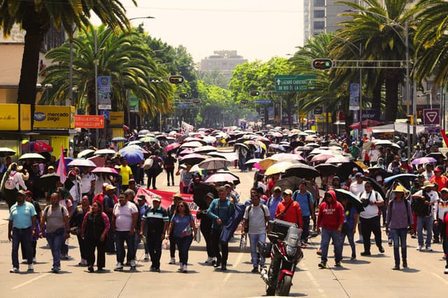 Maestros mexicanos intensifican protestas y bloquean el aeropuerto de Oaxaca