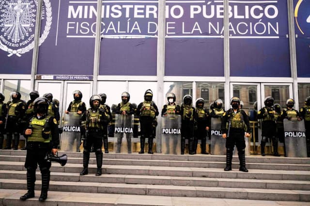 Agentes de policía montan guardia frente al edificio de la Fiscalía de Perú el 5 de septiembre de 2022. (ERNESTO BENAVIDES/AFP vía Getty Images)