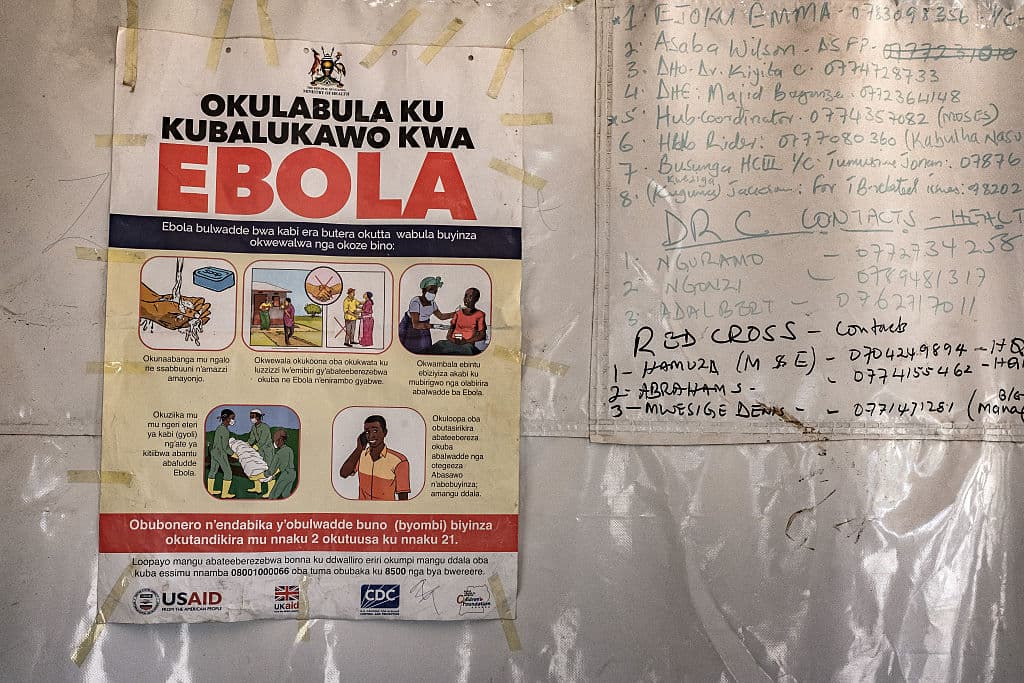 Un cartel con los números de contacto de emergencia para el ébola está colgado en una tienda de campaña en el paso fronterizo de Busunga, entre Uganda y la República Democrática del Congo, en Bundibugyo, el 18 de mayo de 2026. (Foto: Badru Katumba / AFP via Getty Images)
 