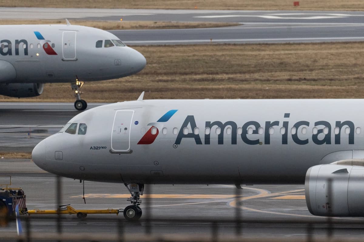 Un avión de American Airlines aterriza en el Aeropuerto Nacional Ronald Reagan de Washington, en las afueras de Washington, el 31 de enero de 2025. (Jeenah Moon/Reuters)