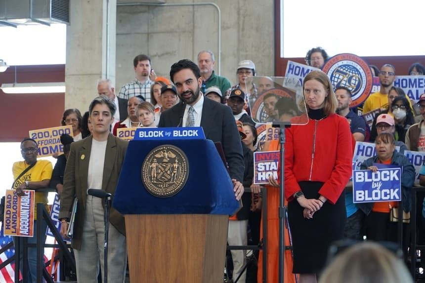 El alcalde de la ciudad de Nueva York, Zohran Mamdani, presenta su plan integral de vivienda "Block by Block", junto a Leila Bozorg (izquierda), teniente de alcalde de Vivienda y Planificación, y Cea Weaver (derecha), directora de la Oficina del Alcalde para la Protección de los Inquilinos, en Brooklyn, el 26 de mayo de 2026. (Nicholas Zifcak/The Epoch Times)
