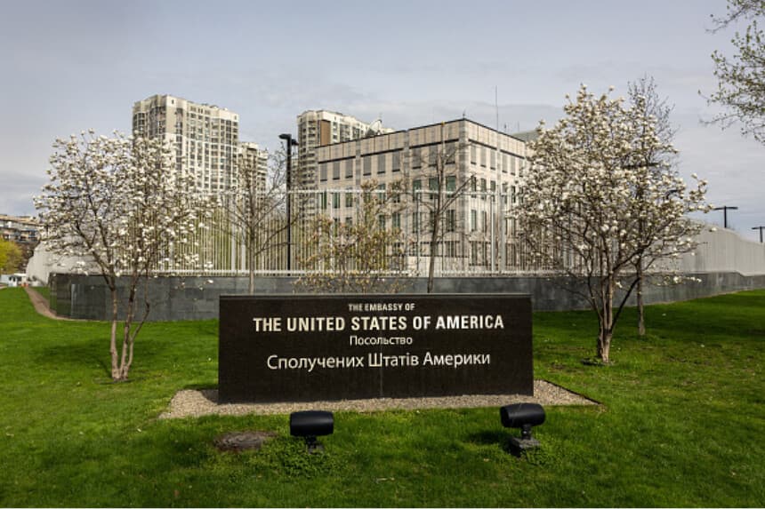 La Embajada de Estados Unidos en Ucrania permanece cerrada el 25 de abril de 2022 en Kiev, mientras Washington prepara su reapertura tras la invasión rusa y nomina a Bridget Brink como embajadora, cargo vacante por más de un año. (John Moore/Getty Images).