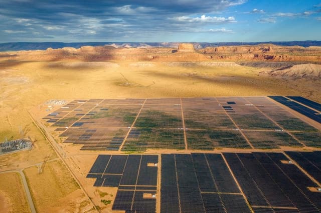 Una vista aérea muestra la central solar de Kayenta, en Kayenta (Arizona), el 23 de junio de 2024. (Brandon Bell/Getty Images)
