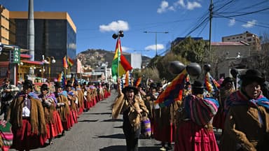 Manifestantes refuerzan bloqueos en el centro de Bolivia en apoyo al expresidente Evo Morales