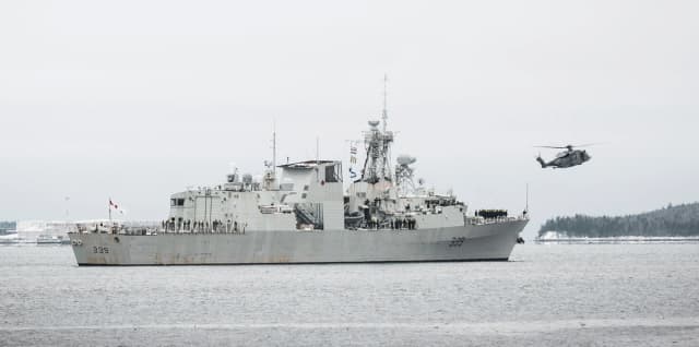 El HMCS Charlottetown zarpa del puerto de Halifax el 1 de febrero de 2026 para una misión de más de seis meses en la región indopacífica. (Foto: Cpl. Gregory Cole, Armada Real Canadiense / Fuerzas Armadas Canadienses)