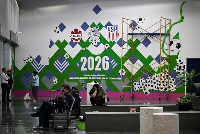 Pasajeros en la Terminal 2 del Aeropuerto Internacional de la Ciudad de México el 10 de octubre de 2025. Ambas terminales del aeropuerto se están preparando para la próxima Copa Mundial de la FIFA 2026. (Foto de Alfredo ESTRELLA / AFP) (Foto de ALFREDO ESTRELLA/AFP vía Getty Images)