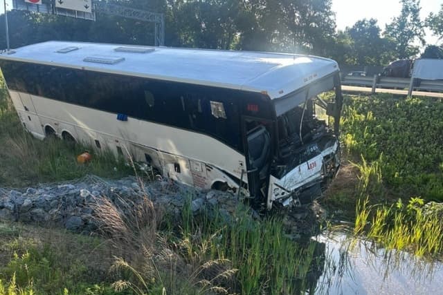 Autobús choca contra seis vehículos, dejando 5 muertos y 34 heridos en EE. UU.