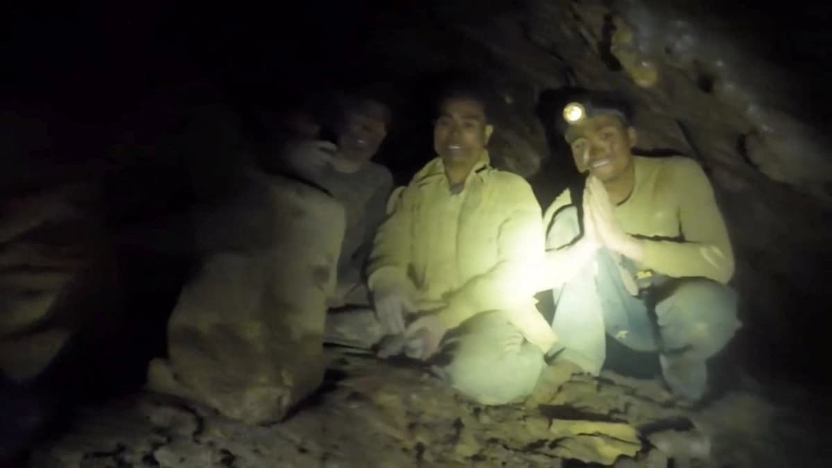 Rescatan al primero con vida de cueva inundada de Laos después de una semana atrapados