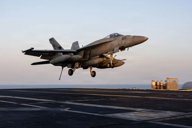 En esta imagen facilitada por la Armada de los Estados Unidos, un F/A-18E Super Hornet, adscrito al Escuadrón de Cazas de Ataque (VFA) 14, se prepara para realizar un aterrizaje con frenado en la cubierta de vuelo del portaaviones de la clase Nimitz USS Abraham Lincoln (CVN 72), en el marco de la Operación Epic Fury, en el mar, el 1 de marzo de 2026. (Armada de los Estados Unidos a través de Getty Images)