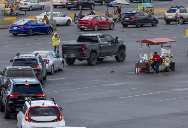 Varias personas se preparan para cruzar a Estados Unidos desde Tijuana (México) hacia San Ysidro (California) el 29 de enero de 2025. (John Fredricks/The Epoch Times)
