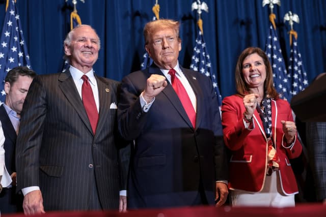 El gobernador de Carolina del Sur, Henry McMaster; el candidato presidencial republicano y expresidente Donald Trump; y la vicegobernadora Pamela Evette durante una fiesta para seguir los resultados electorales el 24 de febrero de 2024 en Columbia, Carolina del Sur. (Foto de Win McNamee/Getty Images)
