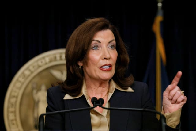La gobernadora de Nueva York, Kathy Hochul, habla en una conferencia de prensa en Manhattan el 20 de febrero de 2025. (Brendan McDermid/Reuters)