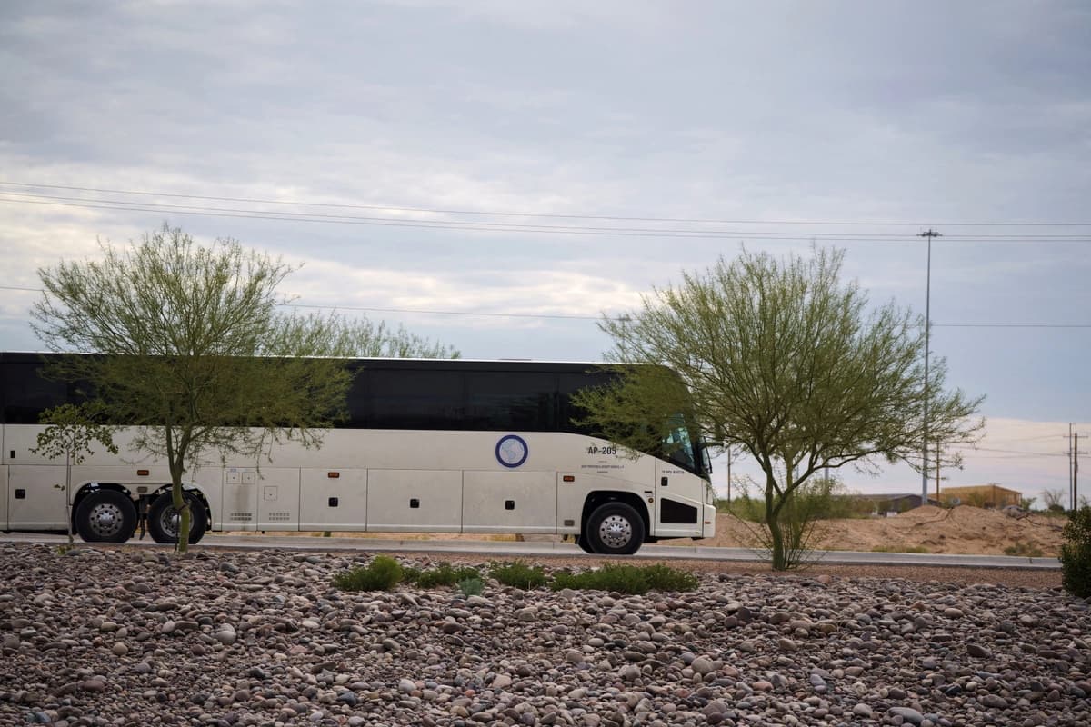Un autobús utilizado para transportar a detenidos de la Oficina de Inmigración y Aduanas (ICE) sale de Camp East Montana, un centro de detención de la ICE construido para albergar hasta 5.000 inmigrantes ilegales en Fort Bliss, en El Paso, Texas, el 17 de agosto de 2025. (Paul Ratje/Reuters)
