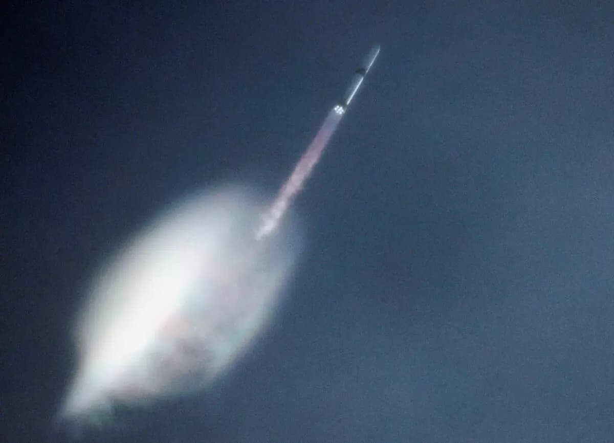 Un cohete Blue Origin New Glenn despega de la Estación de la Fuerza Espacial de Cabo Cañaveral en Cabo Cañaveral, Florida, el 19 de abril de 2026. Fue el tercer lanzamiento de New Glenn, llevando el satélite BlueBird 7 de AST SpaceMobile a la órbita terrestre baja. (Joe Skipper/Reuters)