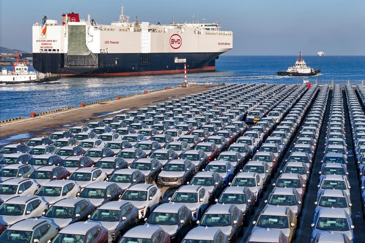 Los automóviles eléctricos para exportación esperan ser cargados en el puerto de Yantai, en la provincia de Shandong, en el este de China, el 10 de enero de 2024. (AFP vía Getty Images)