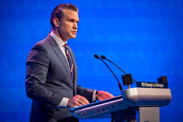  El secretario de Guerra de EE. UU., Pete Hegseth, interviene durante el 23.º Diálogo Shangri-La del IISS, celebrado en el Hotel Shangri-La el 30 de mayo de 2026 en Singapur. (Ezra Acayan/Getty Images)