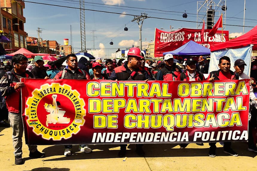 Trabajadores participan en una manifestación organizada por la Central de Trabajadores de Bolivia (COB) con motivo del Día Internacional de los Trabajadores, en la que participan docentes, obreros y mineros, en El Alto, Bolivia, el 1 de mayo de 2026. (Jorge BERNAL / AFP vía Getty Images)