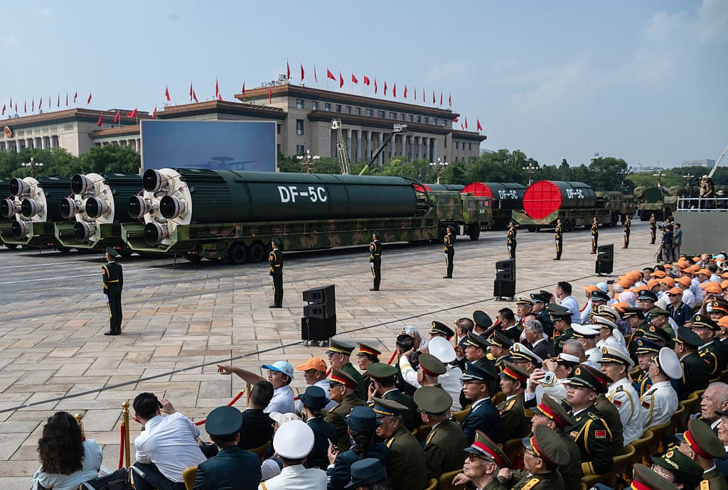 El nuevo misil estratégico de alcance global DF-5C, con capacidad nuclear, se exhibe en camiones durante un desfile militar que conmemora el 80.º aniversario de la victoria sobre Japón y el fin de la Segunda Guerra Mundial, en la Plaza de Tiananmén, el 3 de septiembre de 2025, en Pekín, China. Se dice que el misil tiene un alcance superior a los 20.000 km. El desfile militar del Día de la Victoria de China constituye una poderosa demostración de orgullo nacional y poderío militar. El desfile de este año tiene una mayor relevancia geopolítica con la asistencia de 26 líderes mundiales, entre ellos el presidente ruso Vladimir Putin, el líder norcoreano Kim Jong Un y el presidente iraní Masoud Pezeshkian, lo que subraya las alianzas diplomáticas de China al presentarse como un líder global alternativo. (Foto de Kevin Frayer/Getty Images)