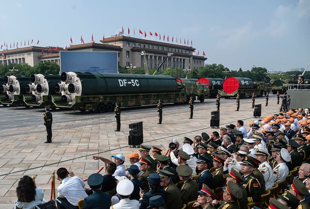 El nuevo misil estratégico de alcance global DF-5C, con capacidad nuclear, se exhibe en camiones durante un desfile militar que conmemora el 80.º aniversario de la victoria sobre Japón y el fin de la Segunda Guerra Mundial, en la Plaza de Tiananmén, el 3 de septiembre de 2025, en Pekín, China. Se dice que el misil tiene un alcance superior a los 20.000 km. El desfile militar del Día de la Victoria de China constituye una poderosa demostración de orgullo nacional y poderío militar. El desfile de este año tiene una mayor relevancia geopolítica con la asistencia de 26 líderes mundiales, entre ellos el presidente ruso Vladimir Putin, el líder norcoreano Kim Jong Un y el presidente iraní Masoud Pezeshkian, lo que subraya las alianzas diplomáticas de China al presentarse como un líder global alternativo. (Foto de Kevin Frayer/Getty Images)