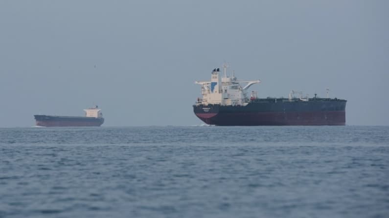 Buque de carga en el Golfo Pérsico es alcanzado por "proyectil desconocido"