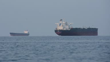 Buque de carga en el Golfo Pérsico es alcanzado por "proyectil desconocido"