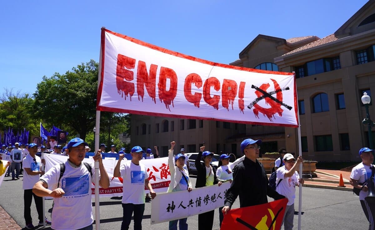 Disidentes chinos y activistas por la democracia se manifiestan frente a la Embajada de China en Washington para conmemorar el 37.º aniversario de la masacre de la Plaza de Tiananmen y exigir democracia en China, en Washington, el 30 de mayo de 2026. (Li Chen/The Epoch Times).