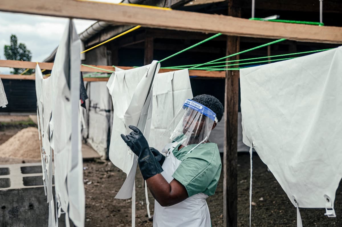 <em>Un miembro del personal cuelga equipo de protección para que se seque en el Centro de Tratamiento del Ébola en Munigi, Congo, el 2 de junio de 2026. (Jospin Mwisha/AFP vía Getty Images).</em>