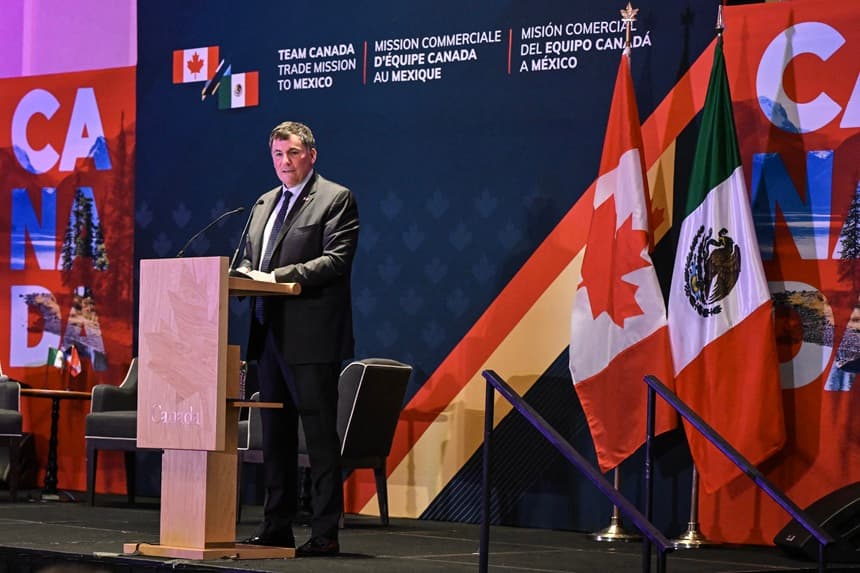 El ministro de Comercio Interior de Canadá, Dominic LeBlanc, pronuncia un discurso durante una reunión con líderes empresariales canadienses en Ciudad de México el 16 de febrero de 2026. (Yuri CORTEZ / AFP vía Getty Images)
