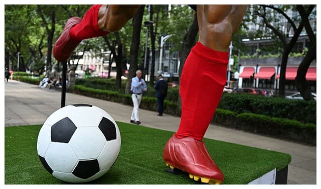 Vista de un balón de futbol perteneciente a una escultura gigante, parte de la exposición urbana “Gigantes del Futbol”, realizada por artesanos mexicanos del taller Zion Art Studio, antes de la Copa Mundial de la FIFA 2026, en Ciudad de México, el 1 de junio de 2026. (Foto de Yuri Cortez / AFP vía Getty Images)