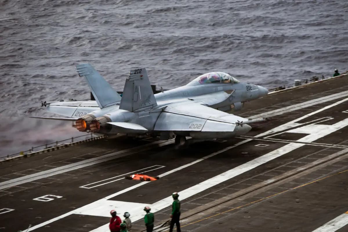 Un avión F/A-18F Super Hornet, adscrito al Escuadrón de Cazas de Ataque 213, despega de la cubierta de vuelo del portaaviones más grande del mundo, el USS Gerald R. Ford (CVN 78), durante la Operación Furia Épica, el 15 de marzo de 2026. (Armada de los EE. UU.)