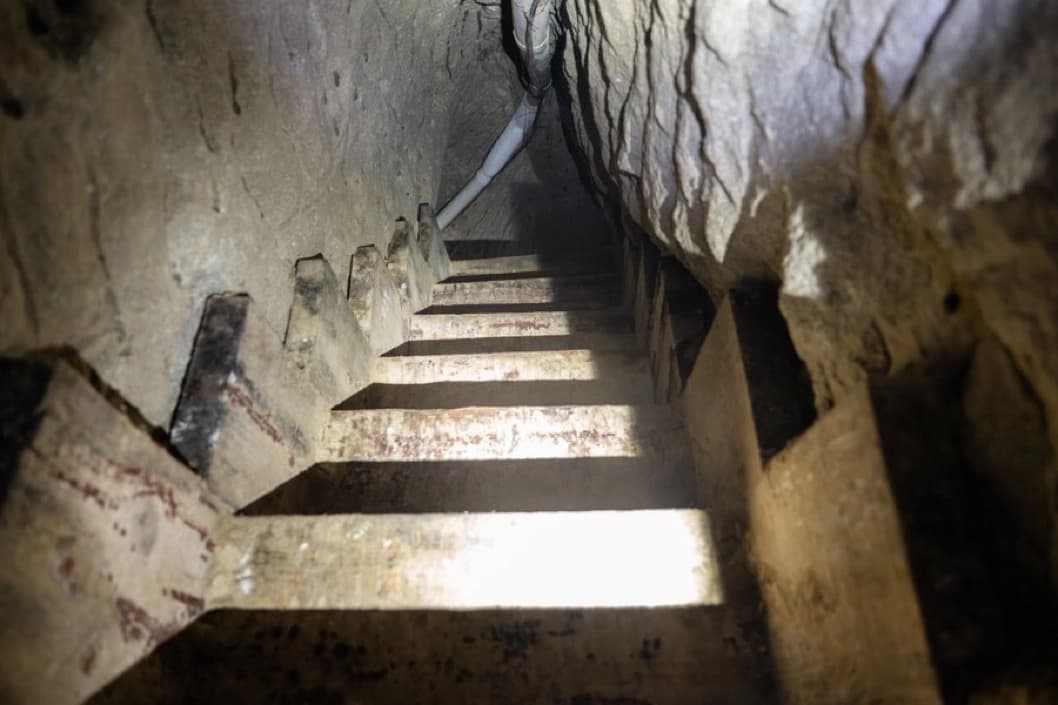 Descubren enorme y sofisticado narco túnel y acusan a cuatro sospechosos