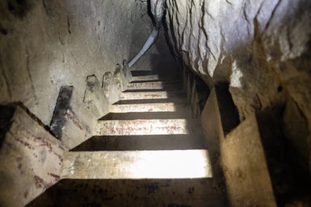 Investigadores federales descubrieron este sofisticado túnel en una tienda minorista en la ciudad fronteriza de Otay Mesa, California, y Tijuana, México. El pasadizo desciende 17 metros y tiene casi 610 metros de largo, con electricidad y ventilación. (Departamento de Justicia de los Estados Unidos).