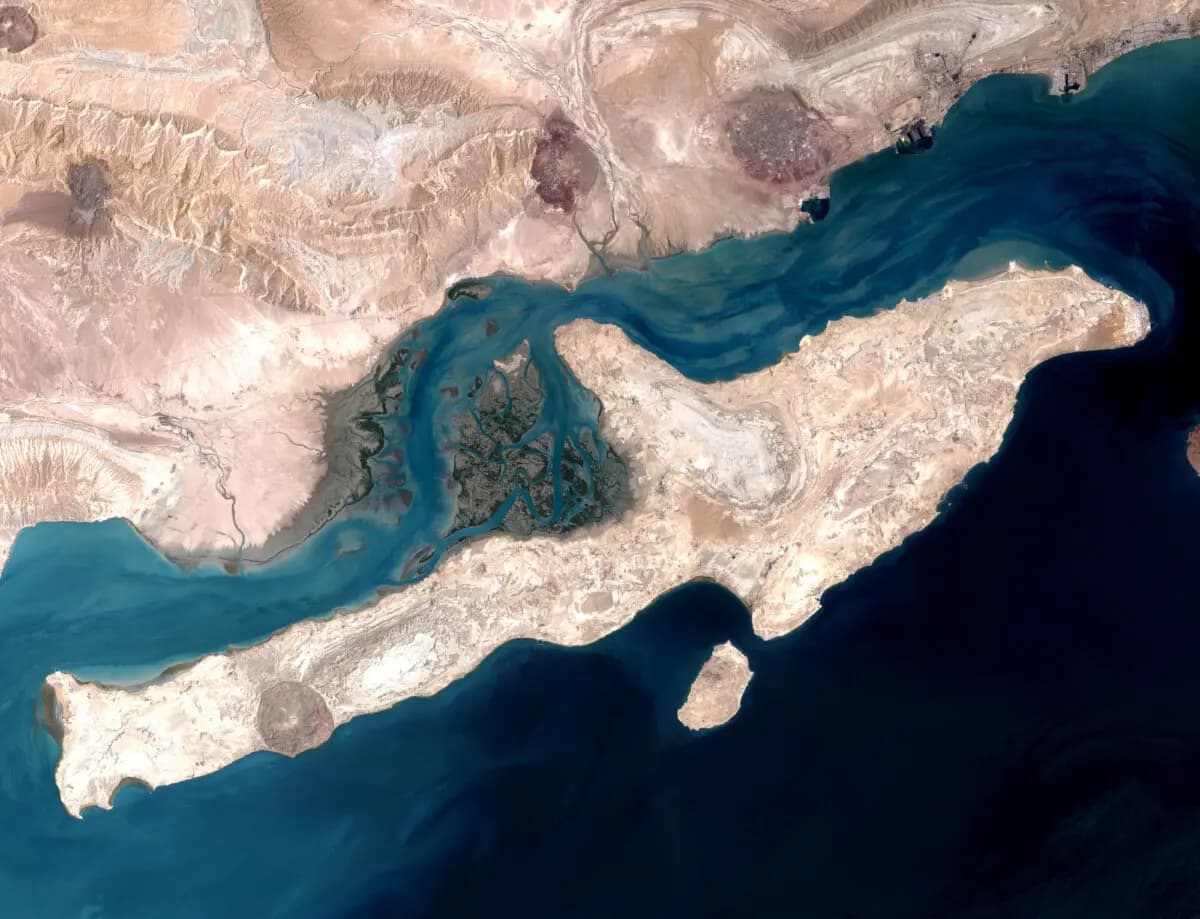 Una imagen de satélite muestra la isla de Qeshm, situada en la desembocadura del estrecho de Ormuz, en el golfo Pérsico, el 23 de agosto de 2000. (NASA/Dominio público/CC0).