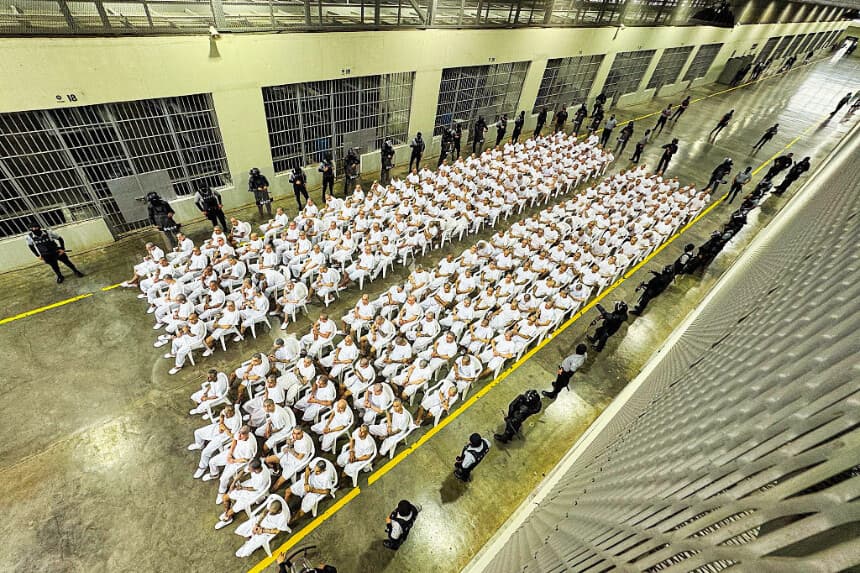 Los reclusos escuchan durante una audiencia masiva contra delincuentes y pandilleros en el CECOT el 23 de abril de 2026 en Tecoluca, El Salvador. (Alex Peña/Getty Images)
