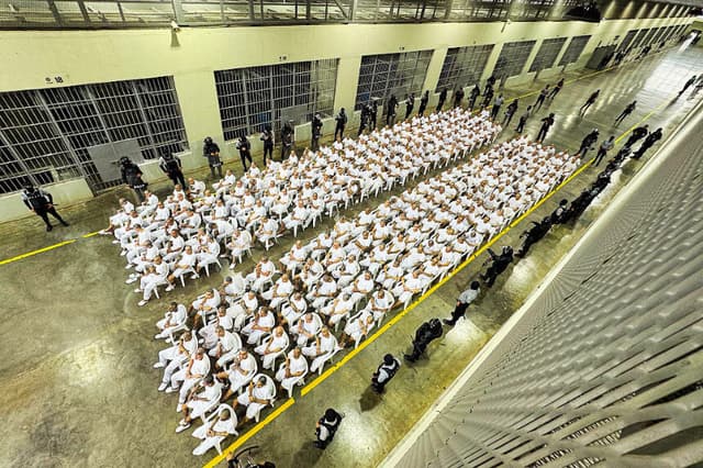 El Salvador condena a 254 pandilleros a 85 años de prisión en juicio masivo