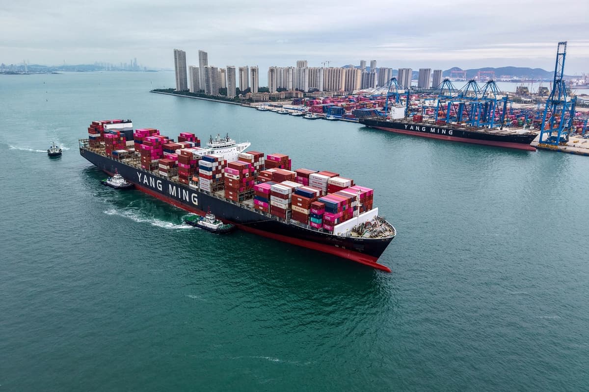 Un buque de carga entra en el puerto de Qingdao, en la provincia oriental china de Shandong, el 13 de octubre de 2025. -/AFP vía Getty Images.