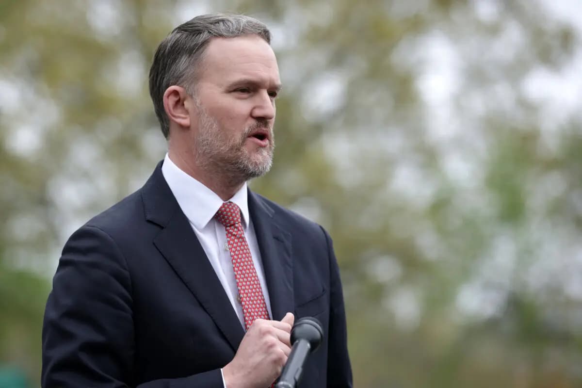 <em>El representante comercial de Estados Unidos, Jamieson Greer, habla con miembros de la prensa frente al Ala Oeste de la Casa Blanca en Washington el 2 de abril de 2026. (Alex Wong/Getty Images).</em>