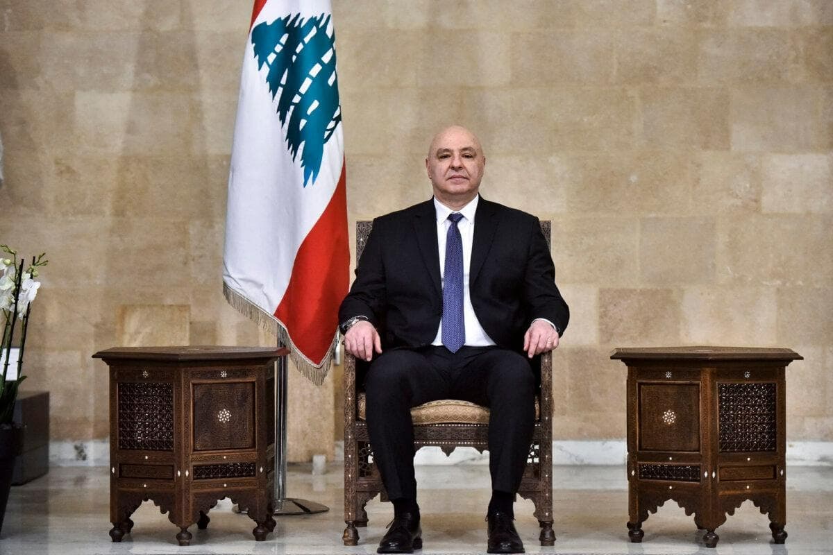 El presidente libanés, Joseph Aoun, posa para una fotografía en el palacio presidencial de Baabda, al este de Beirut, el 9 de enero de 2025. (Fadel Itani/AFP)