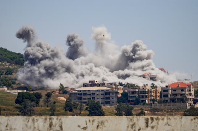 El humo se eleva en el sur del Líbano tras los ataques israelíes, visto desde Nabatieh, Líbano, el 3 de junio de 2026. (Stringer/Reuters)
