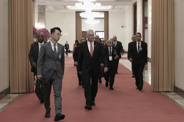 El presidente cubano, Miguel Díaz-Canel, llega a una reunión con el presidente chino, Xi Jinping, en el Gran Salón del Pueblo de Beijing, el 4 de septiembre de 2025. (Lintao Zhang / POOL/AFP vía Getty Images)
