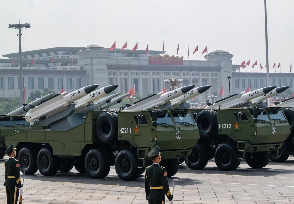 Se observan lanzadores de misiles chinos durante un desfile militar que conmemora el 80 aniversario del fin de la Segunda Guerra Mundial, en la Plaza de Tiananmen en Pekín, el 3 de septiembre de 2025. (Kevin Frayer/Getty Images)