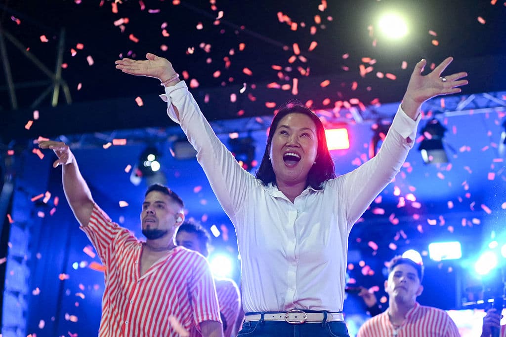 La candidata presidencial de Perú por el partido Fuerza Popular, Keiko Fujimori, saluda durante un mitin de campaña en Huacho, al norte de Lima, Perú, el 2 de junio de 2026. Los peruanos elegirán el 7 de junio de 2026 a su presidente entre la derechista Keiko Fujimori, heredera de una dinastía política que divide a la nación, y el izquierdista Roberto Sánchez: dos visiones diametralmente opuestas de un país sumido en la inestabilidad y el crimen. (Foto de ERNESTO BENAVIDES/AFP vía Getty Images)