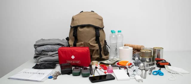 Un kit de emergencia bien preparado incluye agua, alimentos, medicamentos, linternas, pilas, documentos importantes y suministros básicos de primeros auxilios. (Skylines/Shutterstock)