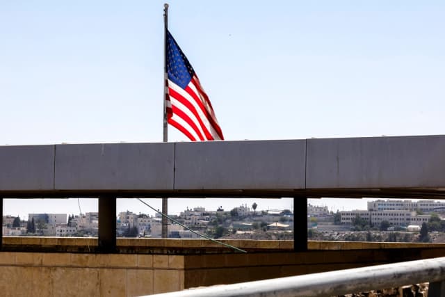 Una bandera estadounidense ondea en el complejo de la Embajada de EE. UU. en Jerusalén el 27 de septiembre de 2023. (Ahmad Gharabli/AFP vía Getty Images)