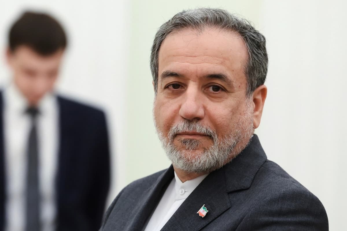 El ministro de Relaciones Exteriores iraní, Abbas Araghchi, espera para reunirse con el presidente ruso, Vladimir Putin, para las conversaciones en el Kremlin en Moscú el 23 de junio de 2025. (Alexander Kazakov/Sputnik, foto del Kremlin a través de AP)