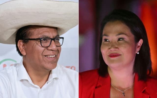 Combinación de fotografías creada el 5 de junio de 2026 muestra al candidato presidencial peruano por el partido Juntos por el Perú, Roberto Sánchez (izq.), sonriendo durante una conferencia de prensa en la sede del partido en Lima el 25 de abril de 2026, y a la candidata presidencial de Perú por el partido Fuerza Popular, Keiko Fujimori, sonriendo durante su mitin de cierre de campaña en Lima el 4 de junio de 2026. (Connie FRANCE and MARTIN BERNETTI / AFP via Getty Images)