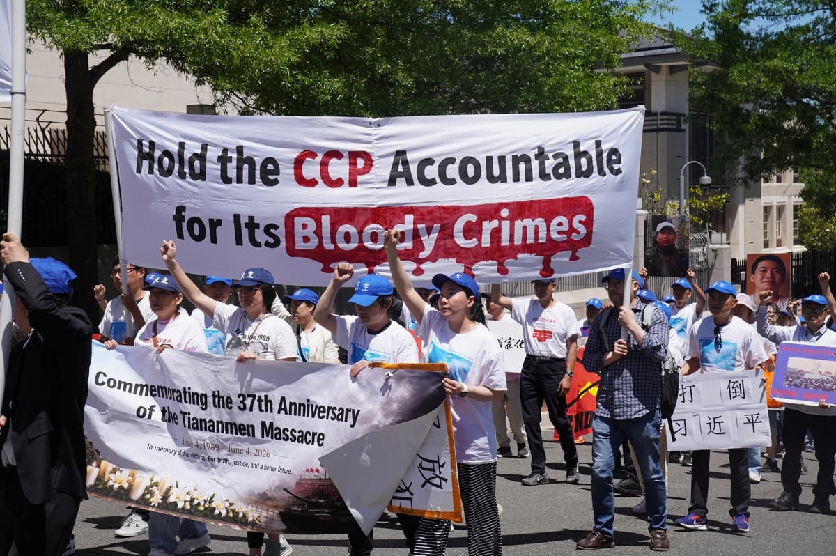 El 30 de mayo de 2026, grupos de disidentes chinos y activistas por la democracia se manifestaron frente a la embajada de China en Washington para conmemorar el 37.º aniversario de la masacre de la Plaza de Tiananmén, ocurrida el 4 de junio de 1989, y para exigir la instauración de la democracia en China. (Li Chen/The Epoch Times).