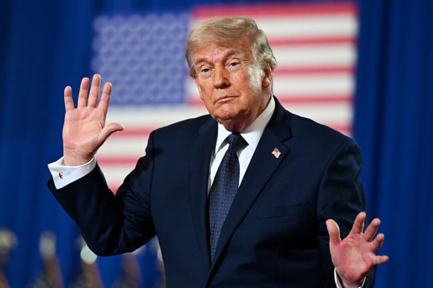 El presidente estadounidense Donald Trump baila en el escenario tras pronunciar un discurso durante un acto de campaña y política económica en el Eugene Levy Fieldhouse del SUNY Rockland Community College el 22 de mayo de 2026 en Suffern, Nueva York. Trump viajó al valle del Hudson para apoyar la campaña del representante Mike Lawler (R-NY) en una de las contiendas para la Cámara de Representantes más reñidas del país. (Roberto Schmidt/Getty Images).